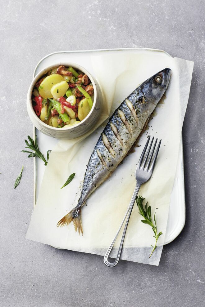 Gegrillte Makrelen mit Kartoffel-Bohnen-Salat und Pfifferlingen Gegrillte Makrelen mit Kartoffel-Bohnen-Salat und Pfifferlingen