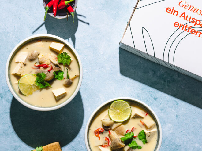 Thailändische Tom Kha Suppe mit Tofu von ehem. Sterneköchin Dalad Kambhu