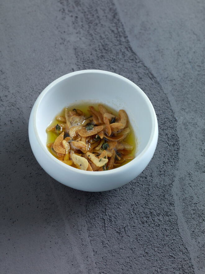 Rezept für Thymian-Knoblauch-Butter zu selbst gemachten Nudeln Rezept für Thymian-Knoblauch-Butter zu selbst gemachten Nudeln