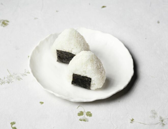 Onigiri mit Walnuss-Miso Onigiri mit Walnuss-Miso