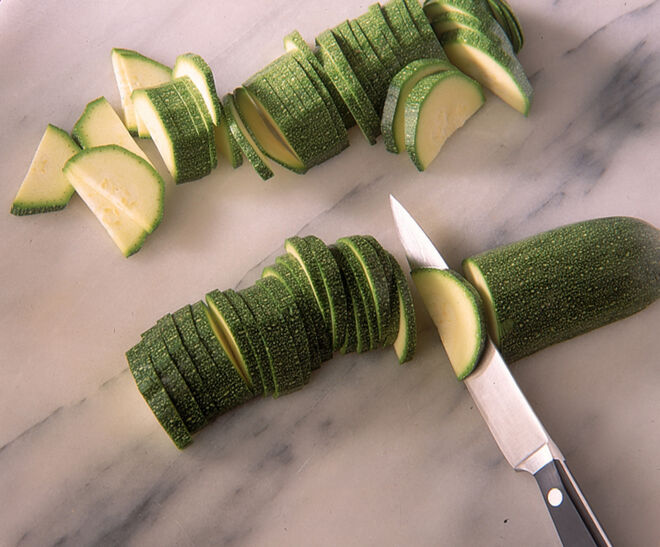 Buntes Ofengemüse Zucchini schneiden
