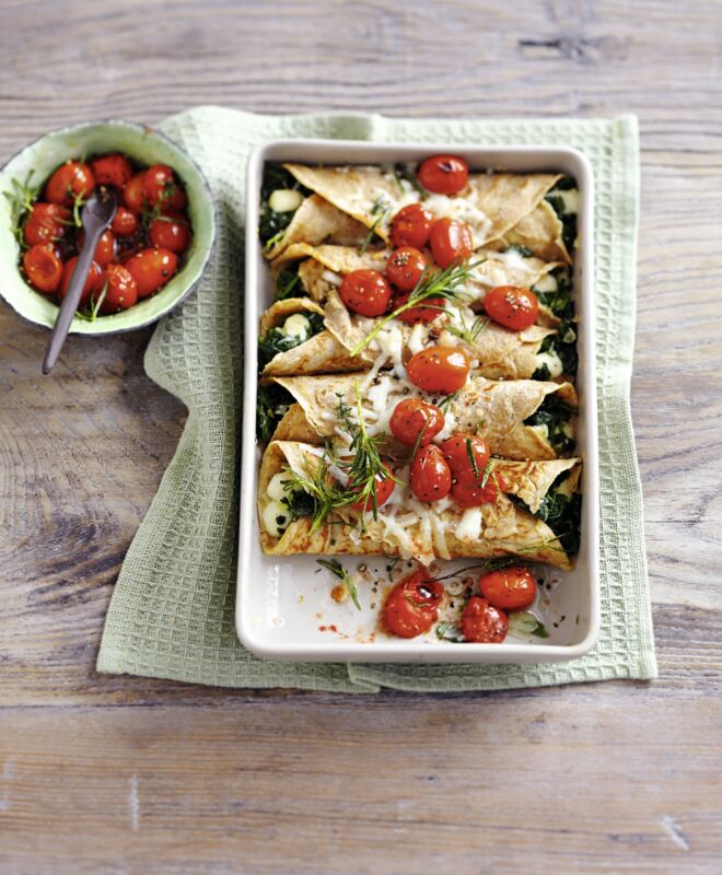 Crespelle mit Spinatfüllung und Tomaten