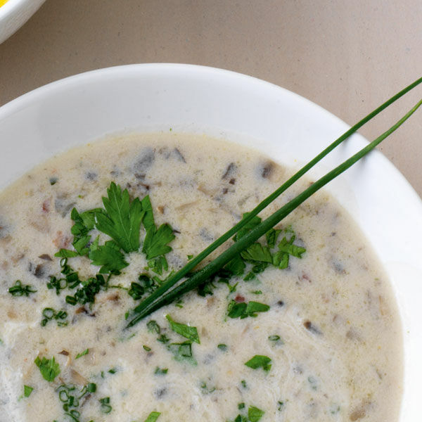 Champignonsuppe mit Schinken und Kräutern