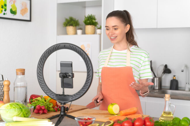 Wer offen und freundlich in die Kamera spricht und auch mal Live-Sessions anbietet, kann bei seinen Fans punkten. Handykamera Kochvideo