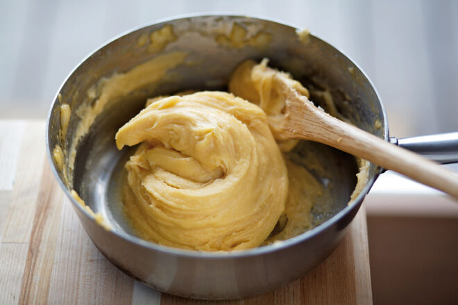 Backen, Brandteig: Teig in Kasserolle anrühren, Step 1 Kuchen Unterseite Rezepte Brandteig