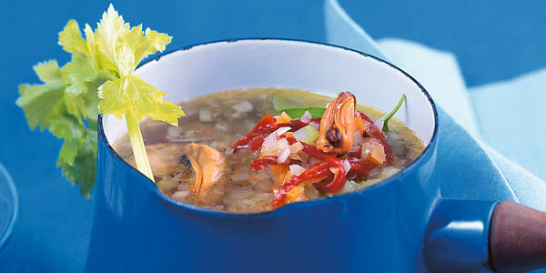 Miesmuschelsuppe mit Gemüse und Basilikum Miesmuschelsuppe mit Gemüse und Basilikum