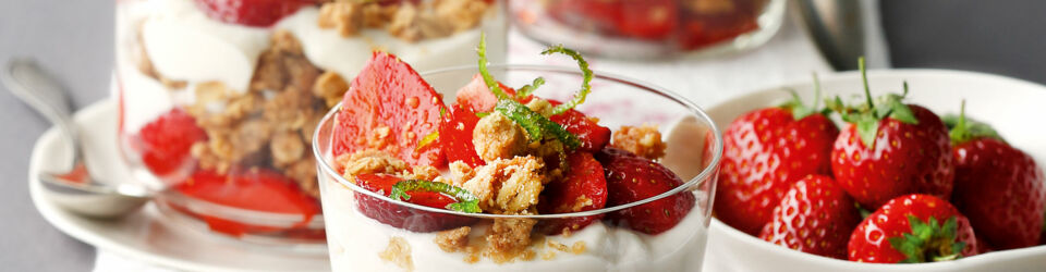 Erdbeer-Kokos-Trifle mit Ingwerstreuseln