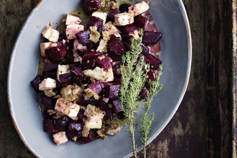 Rote-Bete-Salat mit Knäckebrot und Thymian