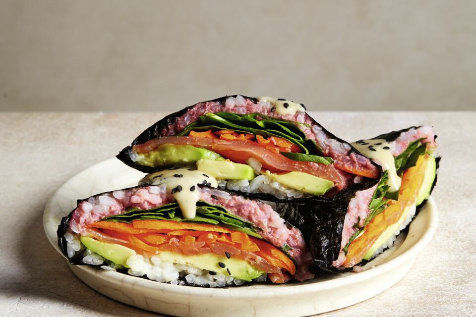 Lachs-Onigirazu japanische Sushi-Sandwiches