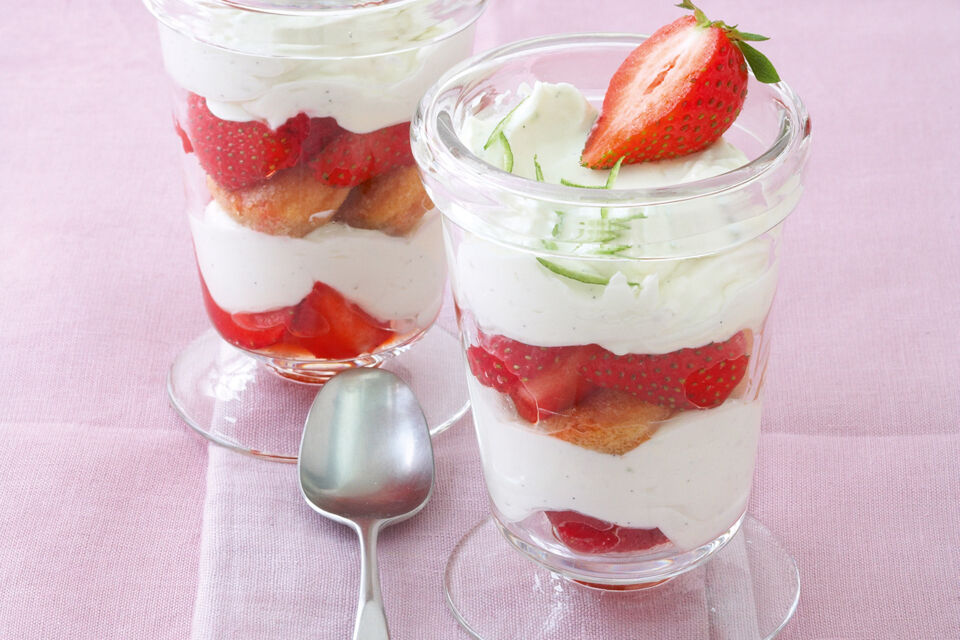 Erdbeer-Mascarpone-Trifle mit Holundersirup