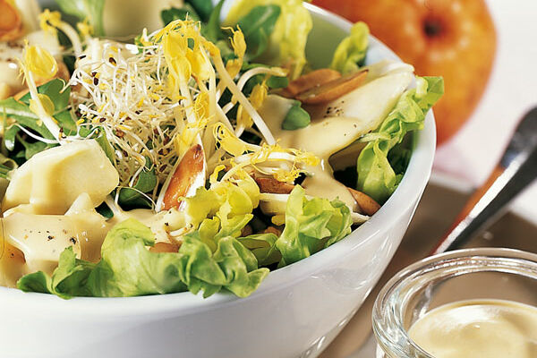 Salat mit Sprossen und Birnen