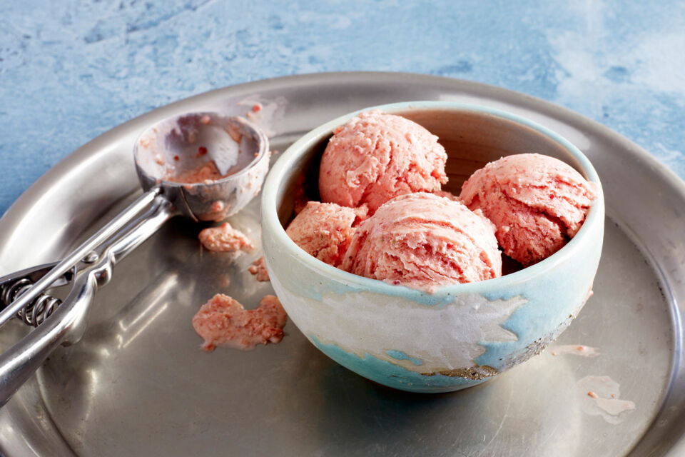 Erdbeereis aus der Eismaschine