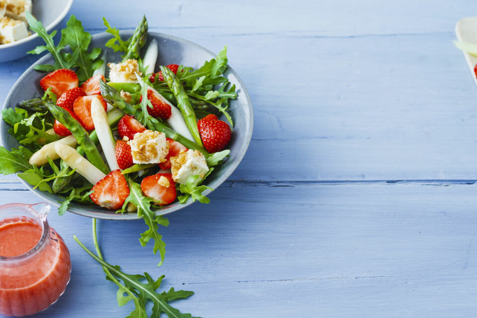 Erdbeer-Spargel-Salat mit Walnussfeta