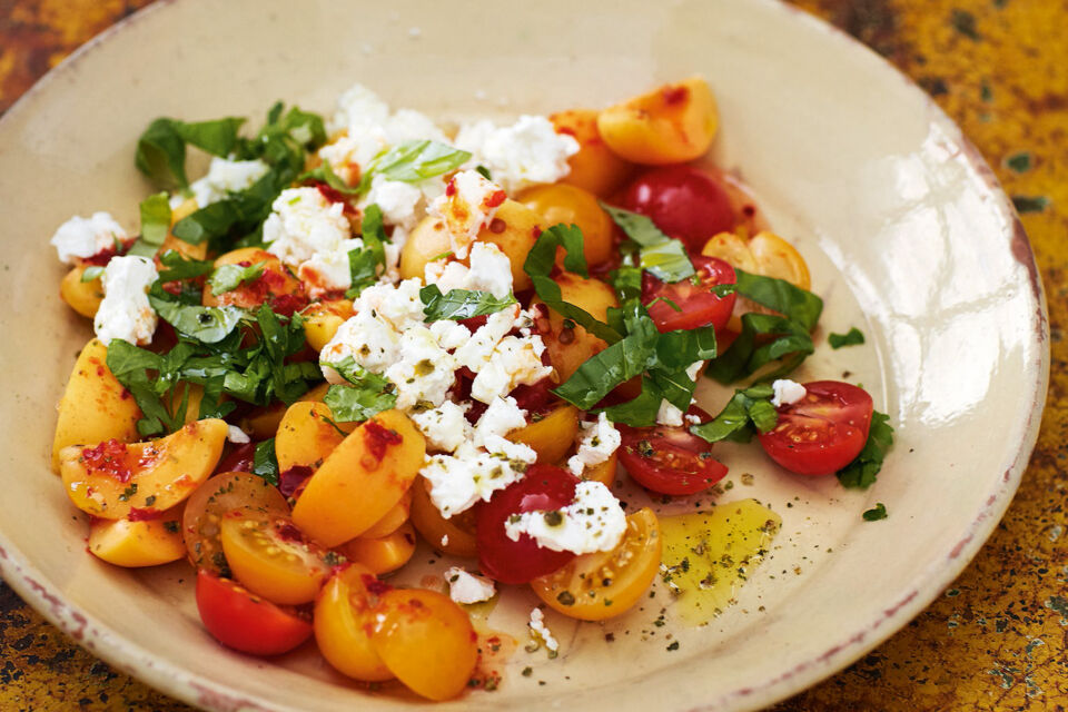 Tomaten-Aprikosen-Salat mit Feta und Honig-Sambal-Dressing