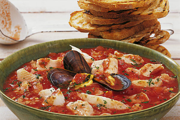 Tomaten-Fisch-Suppe mit Muscheln