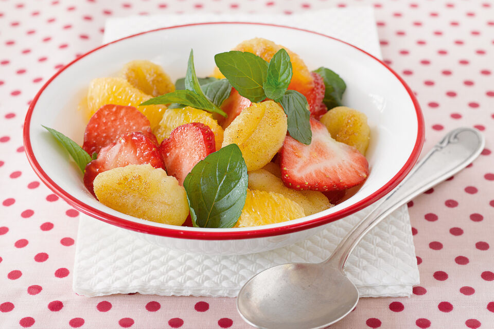 Süße Gnocchi mit Orangen-Erdbeeren
