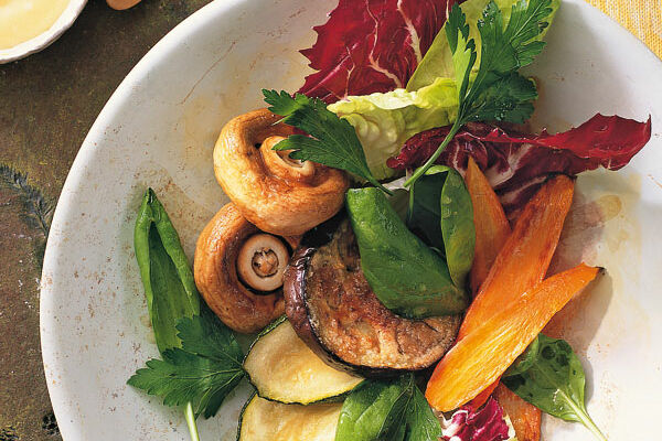 Salat aus gebackenem Gemüse mit Aïoli