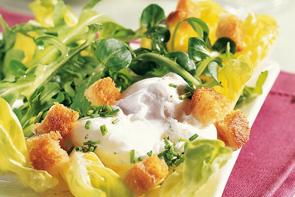 Salat mit pochiertem Ei und Brot