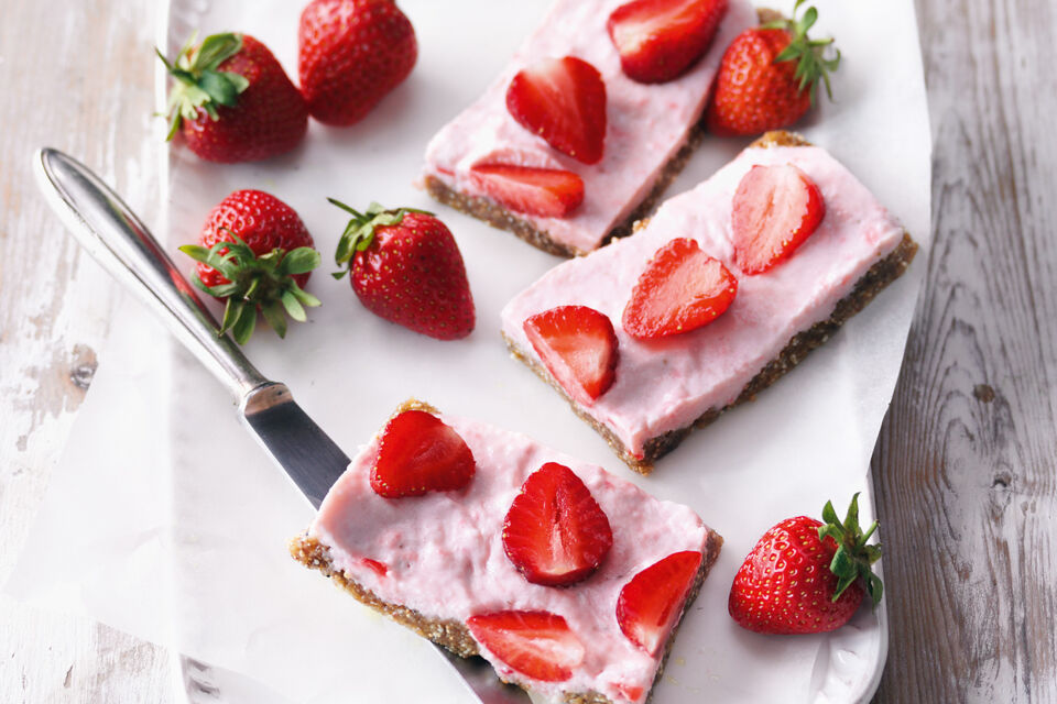Cheesecake-Bars mit Erdbeeren und Honig