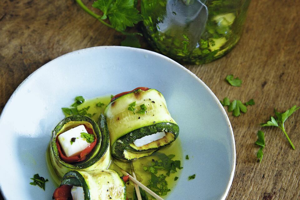 Gegrillte Zucchiniröllchen mit Feta in Olivenöl