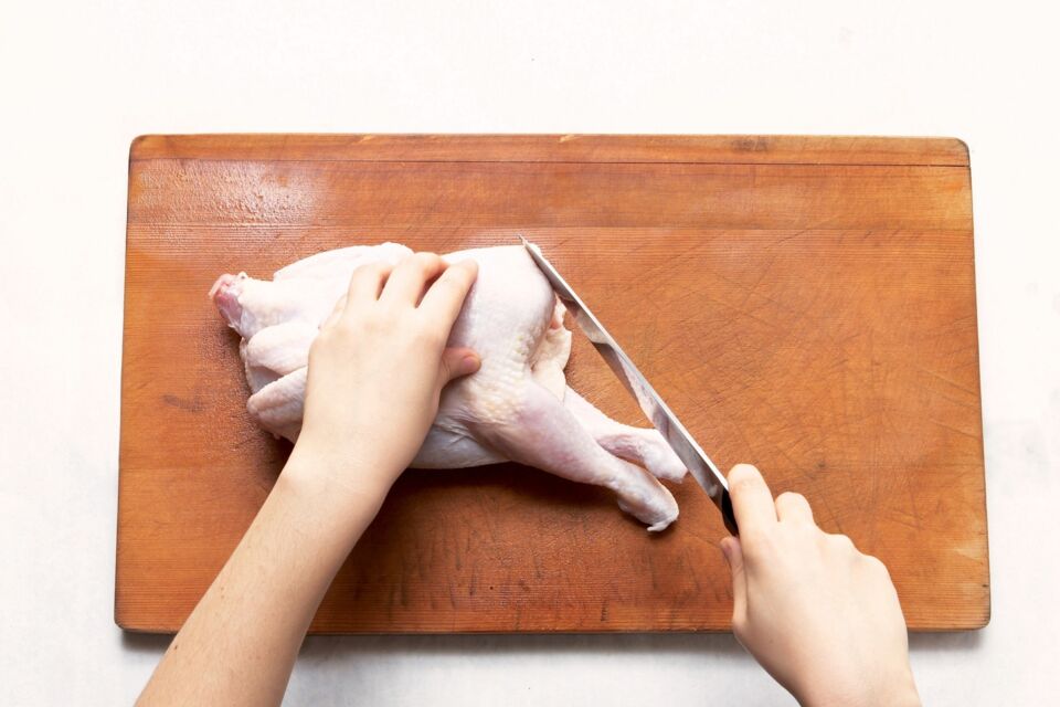 Huhn von Federn und überschüssiger Haut befreien 