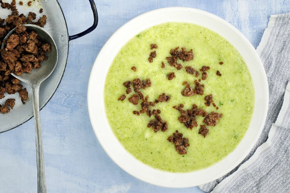 Brokkoli-Pastinaken-Suppe mit Hackfleisch