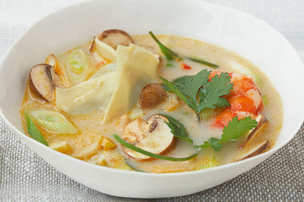 Thai-Kokos-Suppe mit Garnelen und Wan Tans