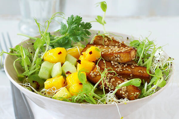 Mango-Gurken-Sprossensalat mit Sesam-Tofu-Sticks