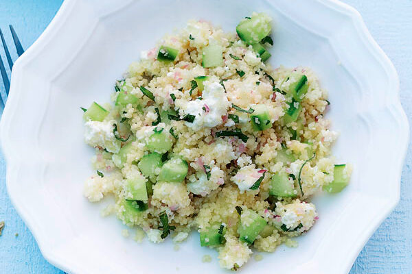 Couscous-Salat mit Gurke und Minze