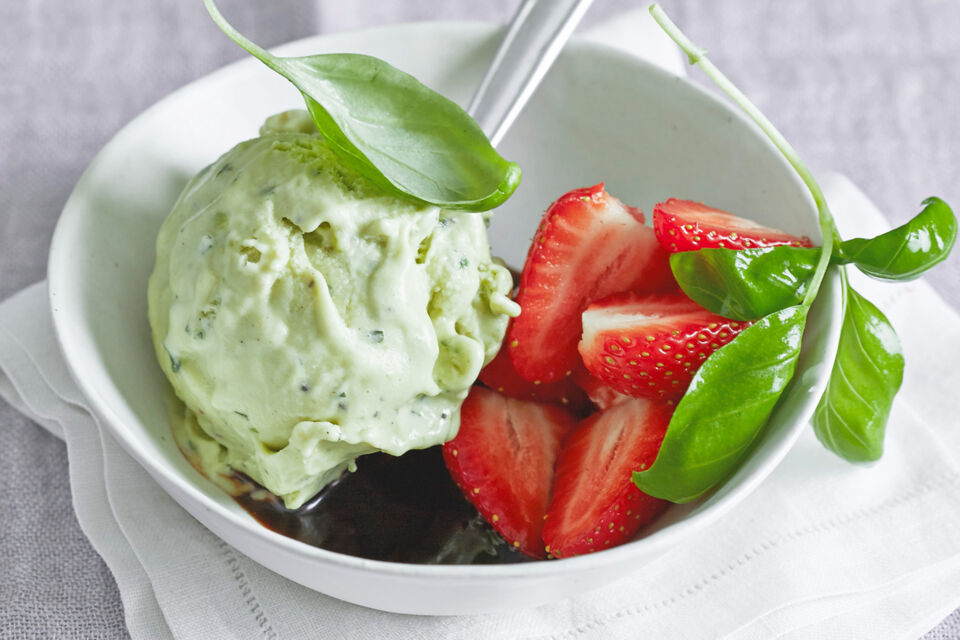 Avocado-Basilikum-Eis mit Balsamico-Erdbeeren