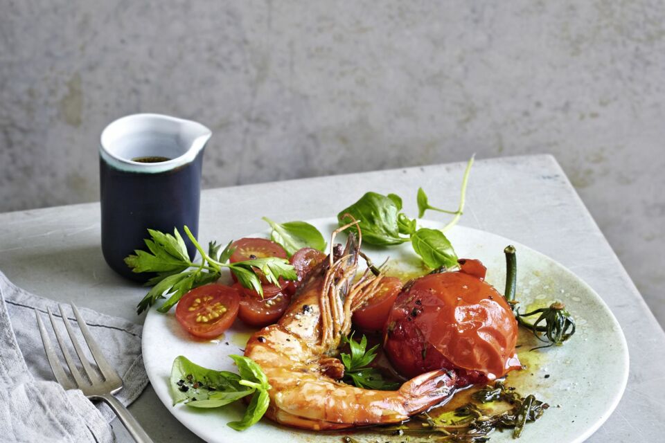 Lauwarmer Tomaten-Garnelen-Salat