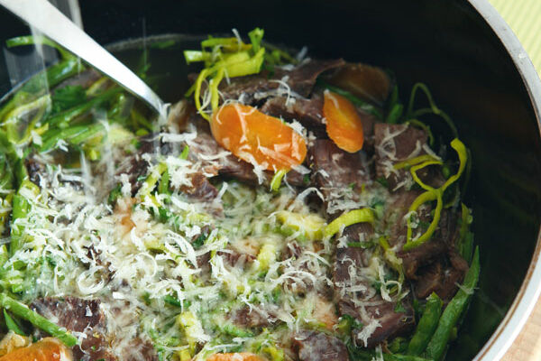 Klare Ochsenbrühe mit Gemüse und Parmesan
