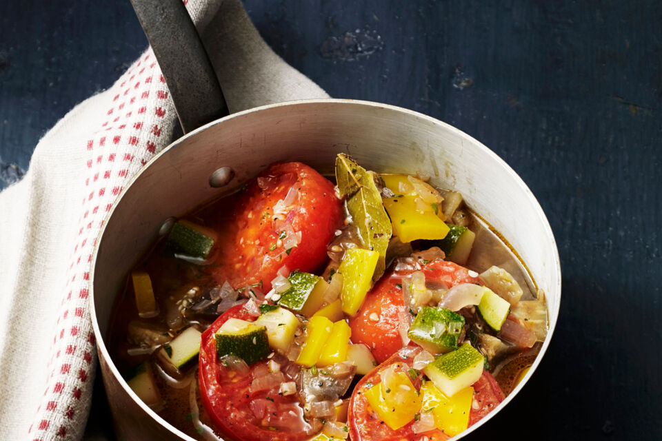Tomaten-Gemüse-Topf mit Kräutern