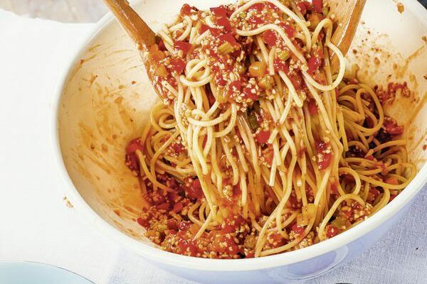 Spaghetti mit Soja-Gemüse-Sugo