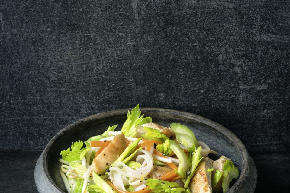 Thai-Salat mit Hähnchen und Reisnudeln