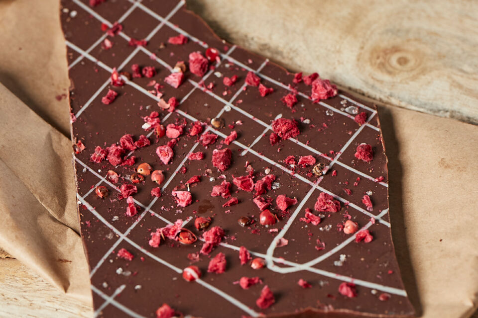 Zartbitterschokolade mit Meersalz, getrockneten Himbeeren und rosa Pfeffer