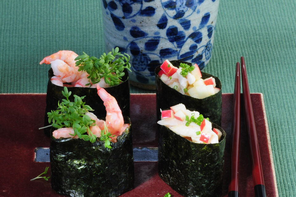 Gunkan-Sushi mit Garnelencocktail