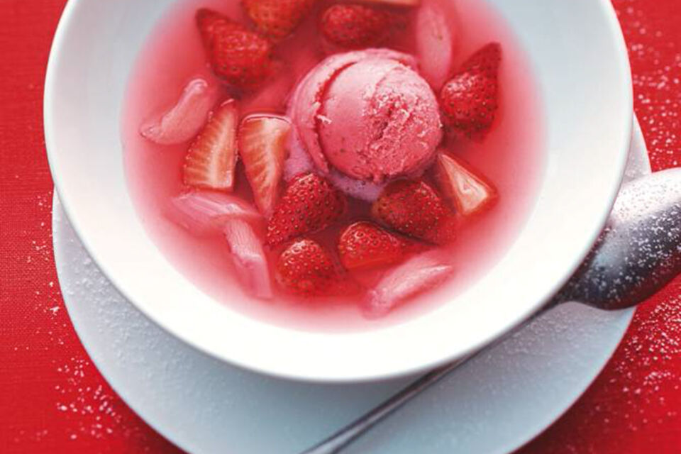 Rhabarber-Consommé mit Erdbeer-Joghurt-Eis