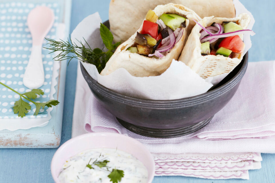 Salat-Pitas mit Kräuter-Joghurt-Dressing