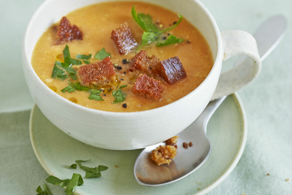 Kalte Mandel-Möhren-Suppe mit Harissa-Croûtons
