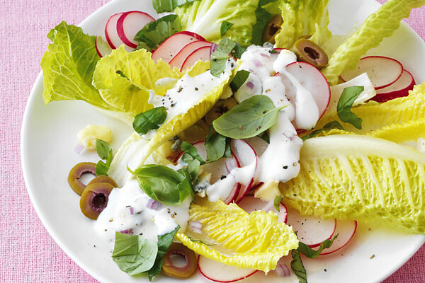 Salat mit Roquefortdressing und Oliven