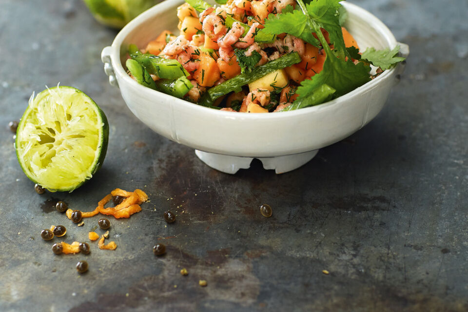 Papaya-Paprika-Salat mit Krabben und Kräuter-Limetten-Dressing