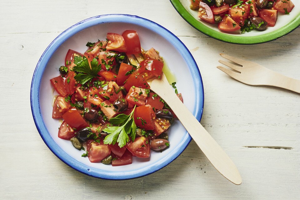 Tomatensalat mit Oliven und Kapern