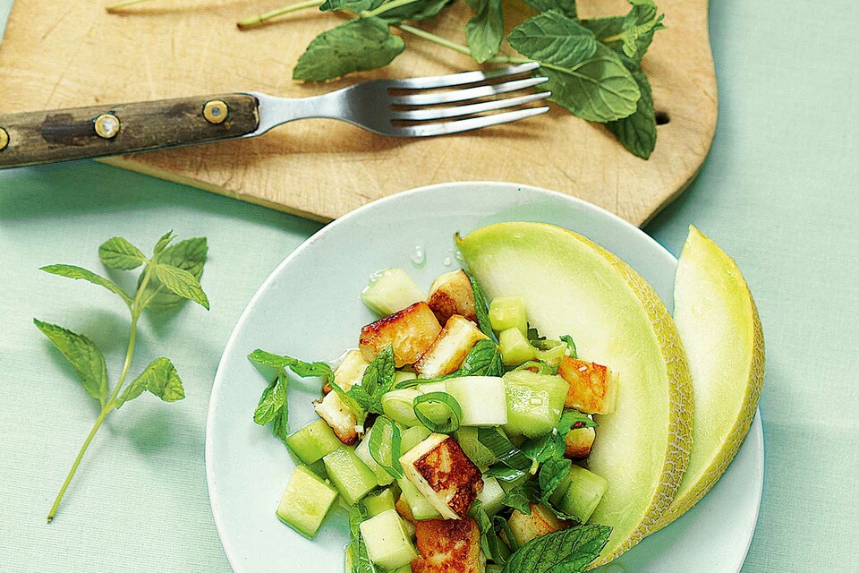 Gurken-Melonen-Salat mit Halloumi