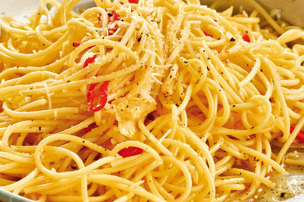 Spaghetti mit Knoblauchöl und Peperoni