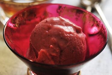 Erdbeer-Buttermilcheis - ohne Eismaschine