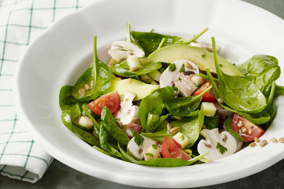 Avocado-Spinat-Salat mit Champignons