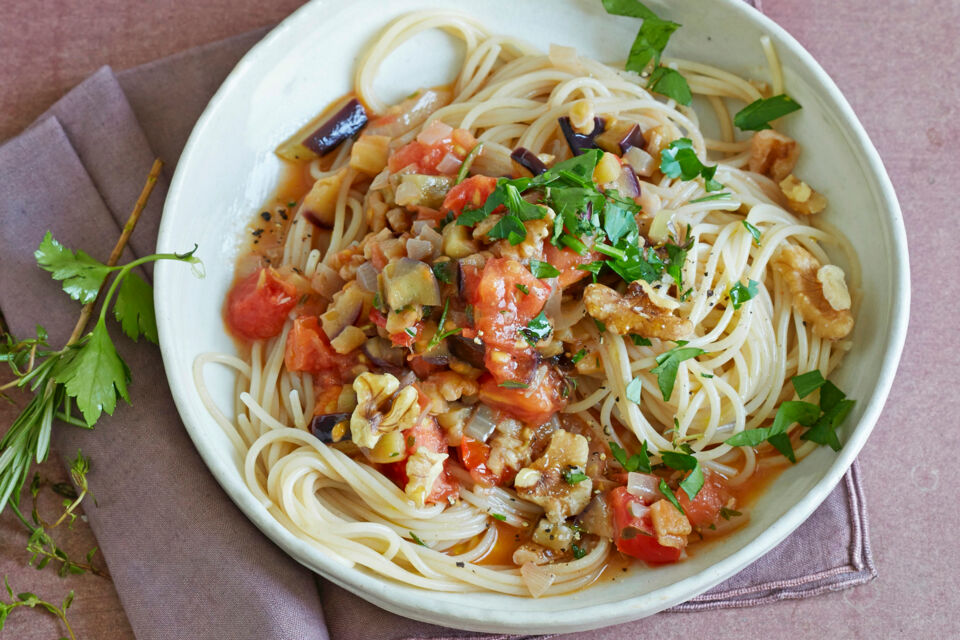 Kamut-Spaghetti mit Auberginen-Walnuss-Sugo