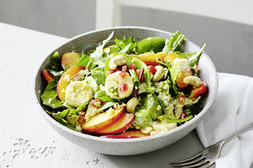 Hirse-Obst-Salat mit Spinat und Löwenzahn