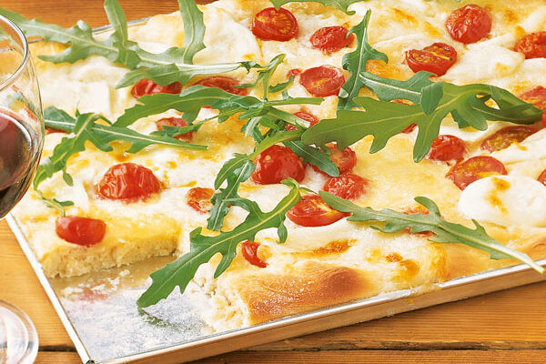 Pizza mit Rucola, Tomaten und Mozzarella